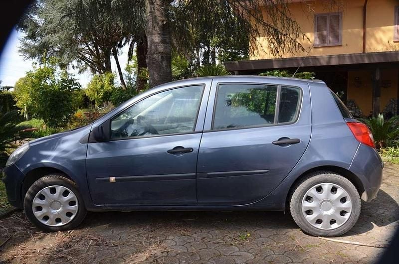 Usata Renault Clio II Luxe 75 CV (55 kW) 2007 Blu Berlina