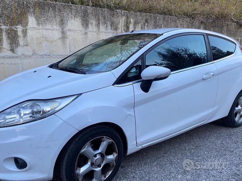 Second-hand Ford Fiesta 80 CP (58 kW) 2010 Alb Hatchback