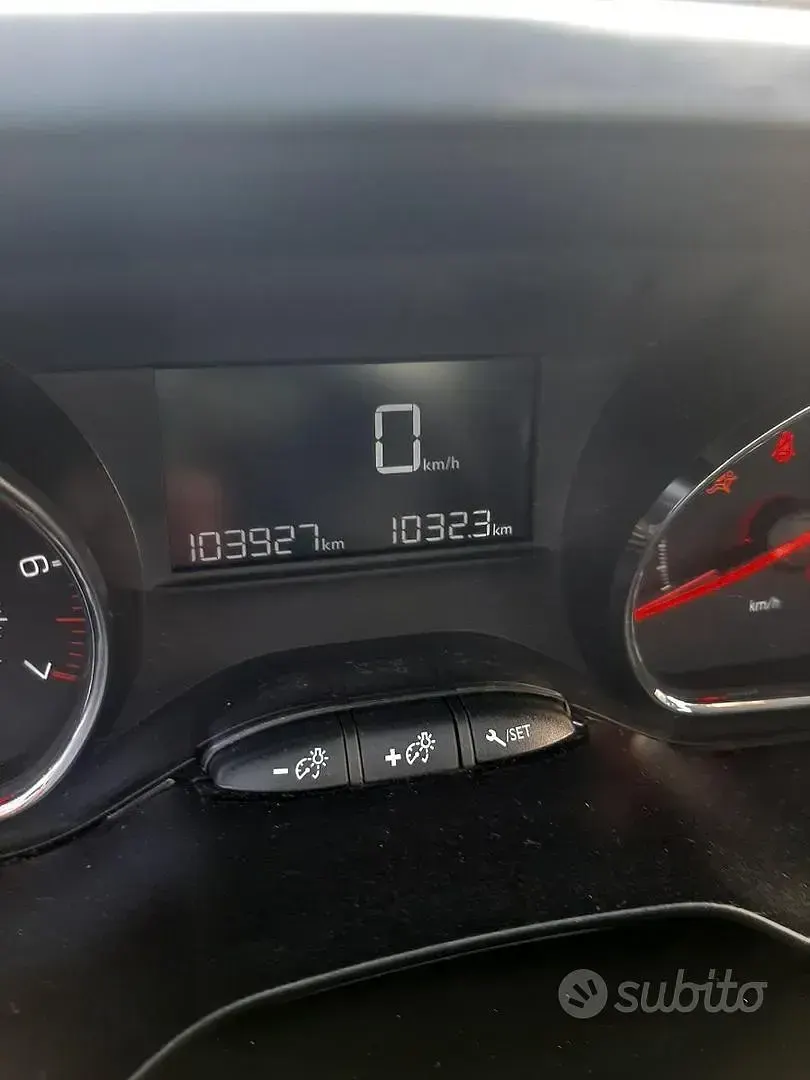 Usata Peugeot 208 95 CV (69 kW) 2015 Utilitaria
