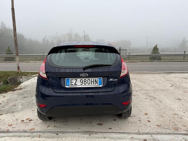 Usata Ford Fiesta 95 CV (69 kW) 2015 Blu Berlina