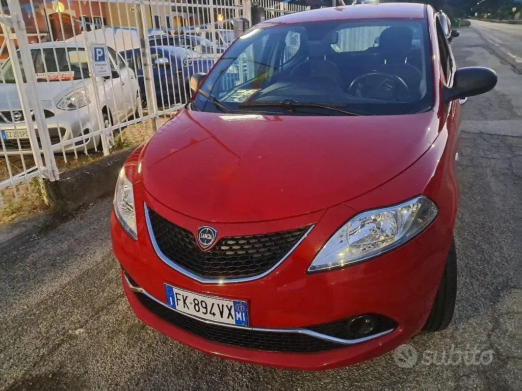Usata Lancia Ypsilon Gold 69 CV (50 kW) 2017 Rosso Utilitaria