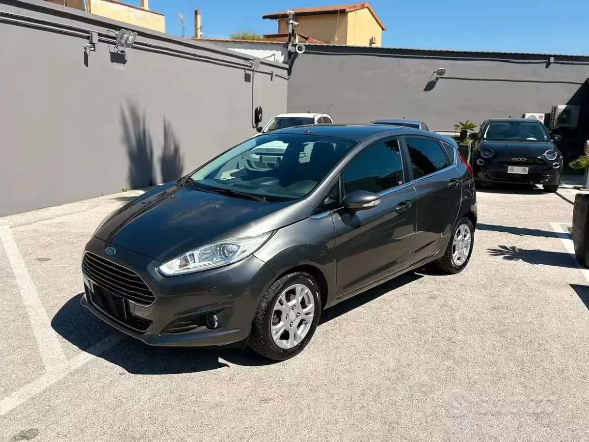 Usata Ford Fiesta Titanium 75 CV (55 kW) 2015 Grigio Utilitaria