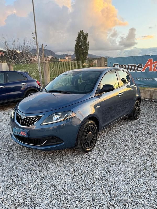 Usata Lancia Ypsilon Silver 69 CV (50 kW) 2022 Blu Utilitaria