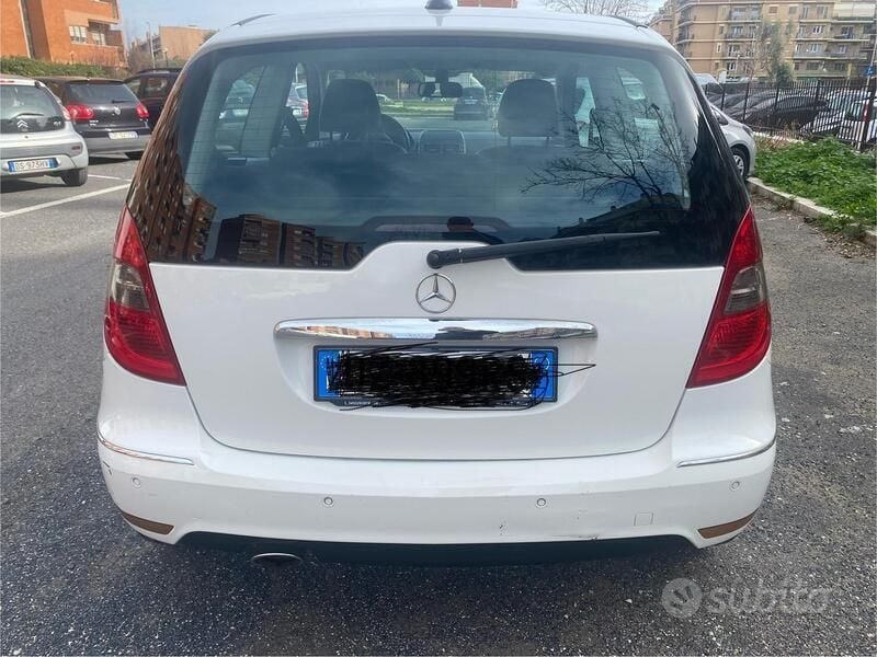 Bianco Usata 2009 Mercedes A200 Due volumi | 3500 € (Buon prezzo) - Immagine 1/4