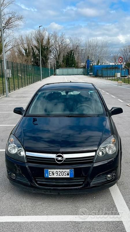 Usata Opel Astra 101 CV (74 kW) 2005 Nero Berlina