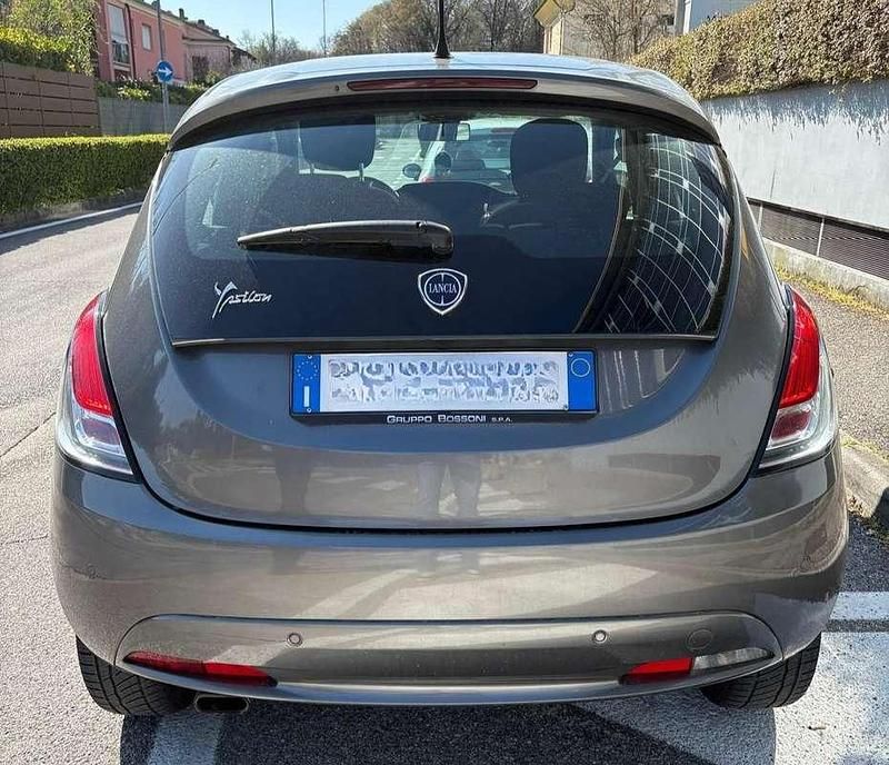 Usata Lancia Ypsilon Silver 69 CV (50 kW) 2017 Grigio Utilitaria