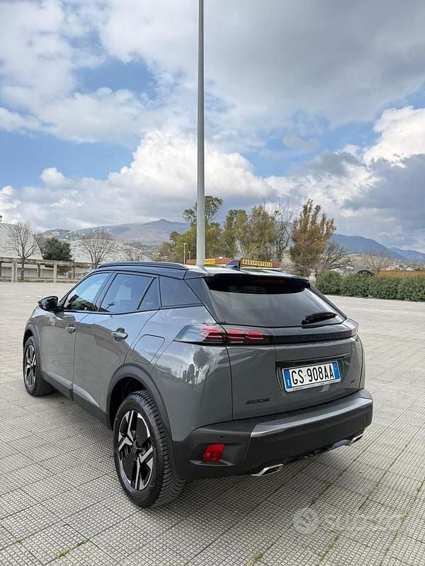 Usata Peugeot 2008 GT 130 CV (95 kW) 2024 Grigio SUV