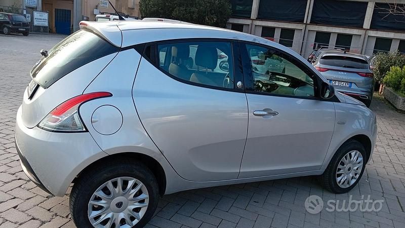 Usata Lancia Ypsilon 85 CV (62 kW) 2014 Grigio Utilitaria
