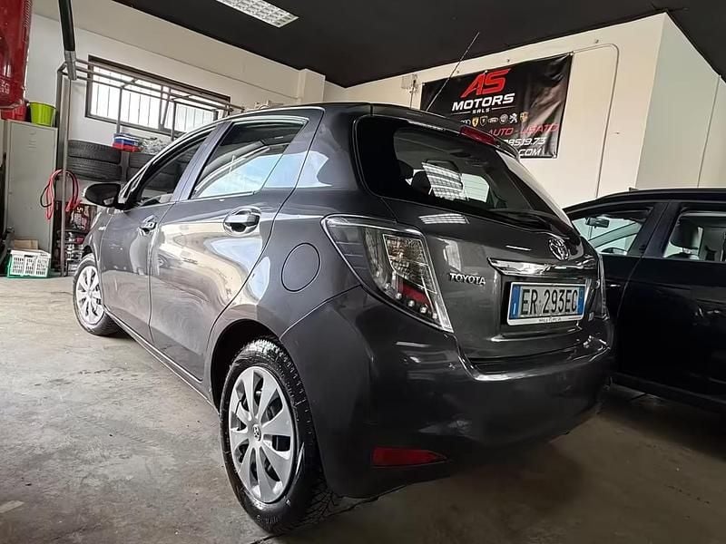 Usata Toyota Yaris Hybrid Lounge 75 CV (55 kW) 2013 Grigio Berlina