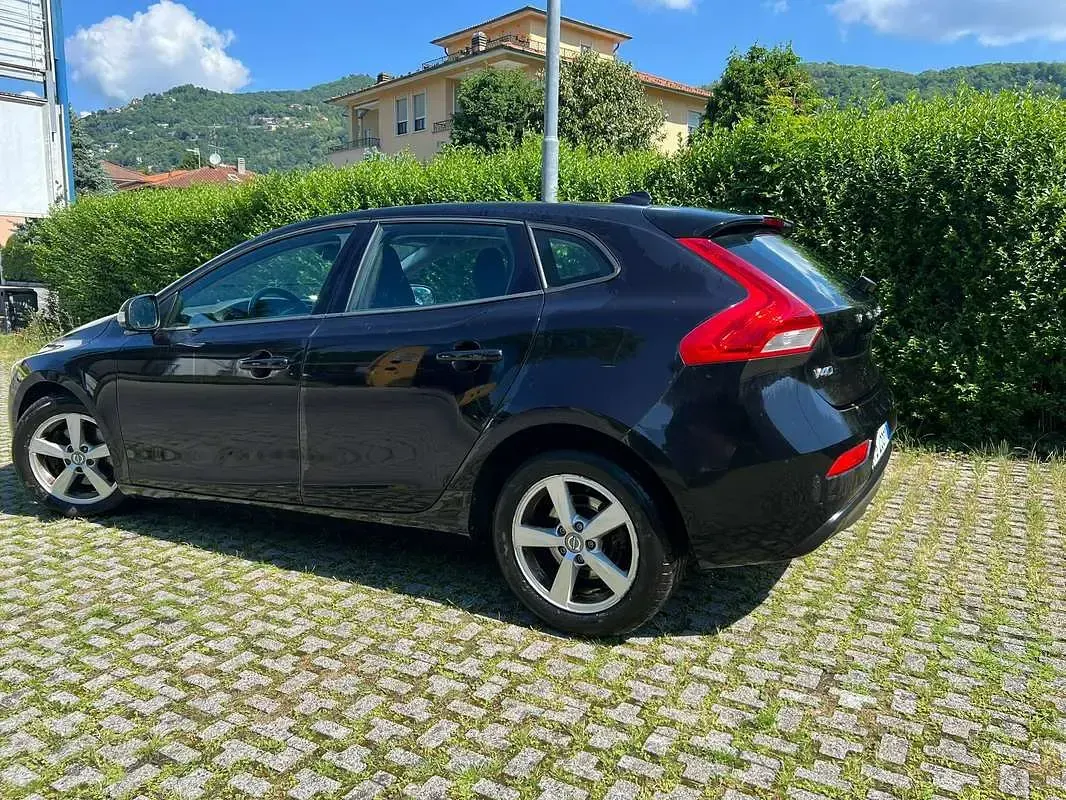 Usata Volvo V40 120 CV (88 kW) 2015 Nero Berlina