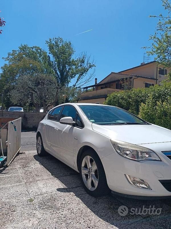 Usata Opel Astra Cosmo 95 CV (69 kW) 2011 Bianco Berlina