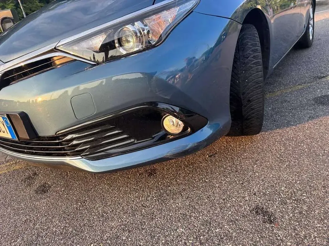 Usata Toyota Auris Hybrid Comfort 136 CV (100 kW) 2016 Berlina
