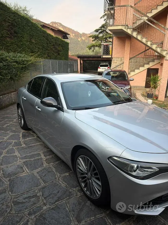 Usata Alfa Romeo Giulia Super 150 CV (110 kW) 2017 Grigio Berlina