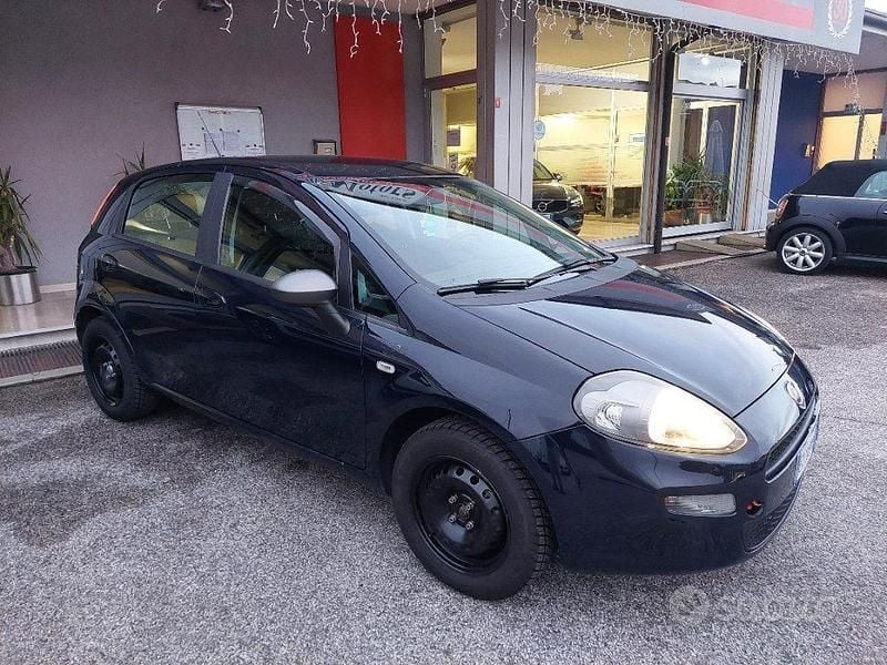 Usata Fiat Punto Young 69 CV (50 kW) 2015 Blu metallizzato Berlina