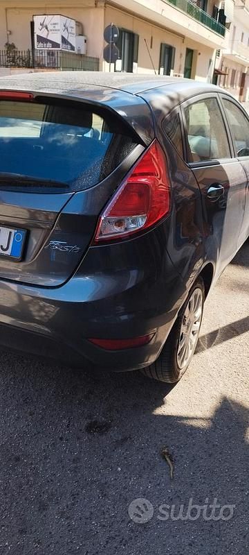 Usata Ford Fiesta 75 CV (55 kW) 2015 Grigio Utilitaria
