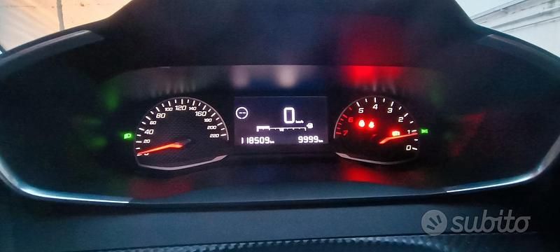 Usata Peugeot 2008 Active 101 CV (74 kW) 2020 Nero SUV