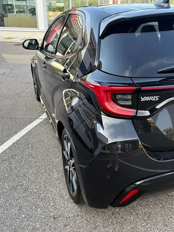 Usata Toyota Yaris Hybrid Lounge 92 CV (67 kW) 2020 Nero Berlina