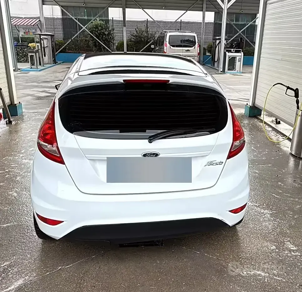 Usata Ford Fiesta 82 CV (60 kW) 2011 Bianco Berlina