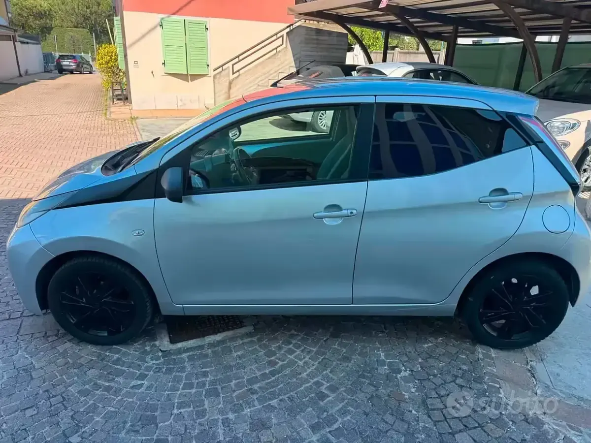 Usado Toyota Aygo Cool 69 HP (50 kW) 2015 Cinzento Citadino