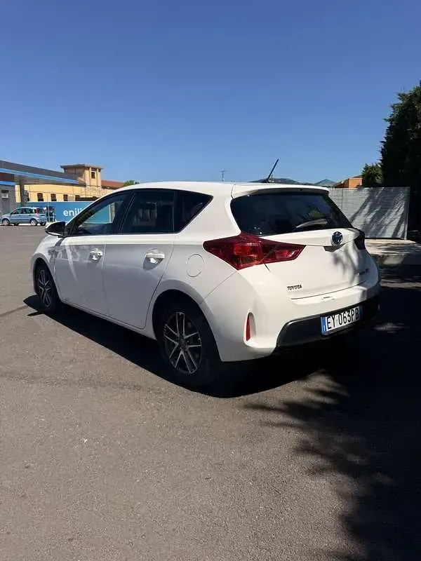 Usata Toyota Auris Hybrid Lounge 99 CV (72 kW) 2015 Berlina