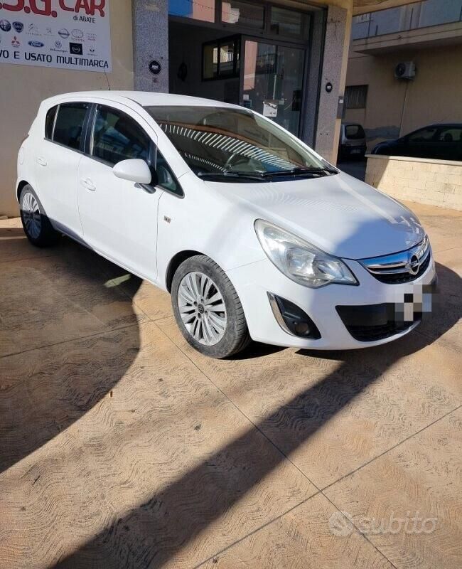 Usata Opel Corsa Cosmo 95 CV (69 kW) 2011 Bianco Berlina