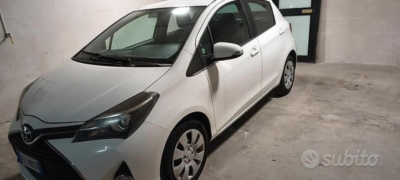 Usata Toyota Yaris 90 CV (66 kW) 2015 Bianco Utilitaria