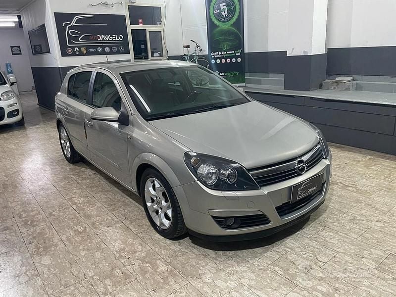 Grigio Usata 2005 Opel Astra Enjoy Tre volumi | 1800 € (Ottimo prezzo) - Immagine 1/4
