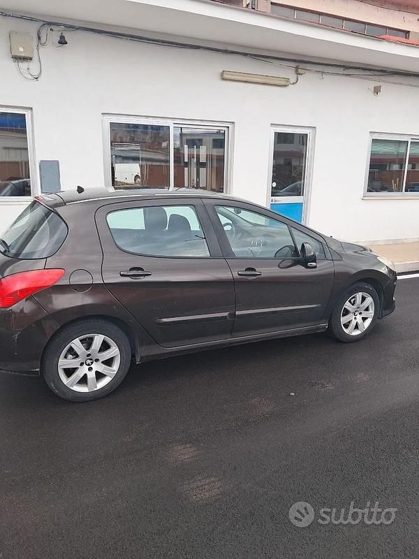 Usata Peugeot 308 Active 92 CV (67 kW) 2012 Marrone Berlina