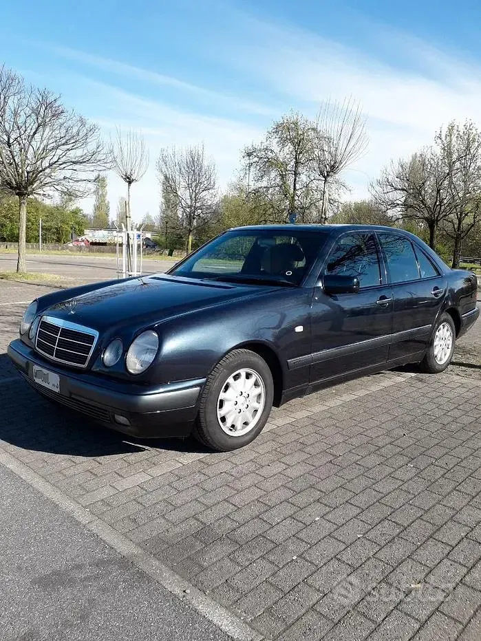 Usata Mercedes E200 Elegance 136 CV (100 kW) 1996 Blu Berlina