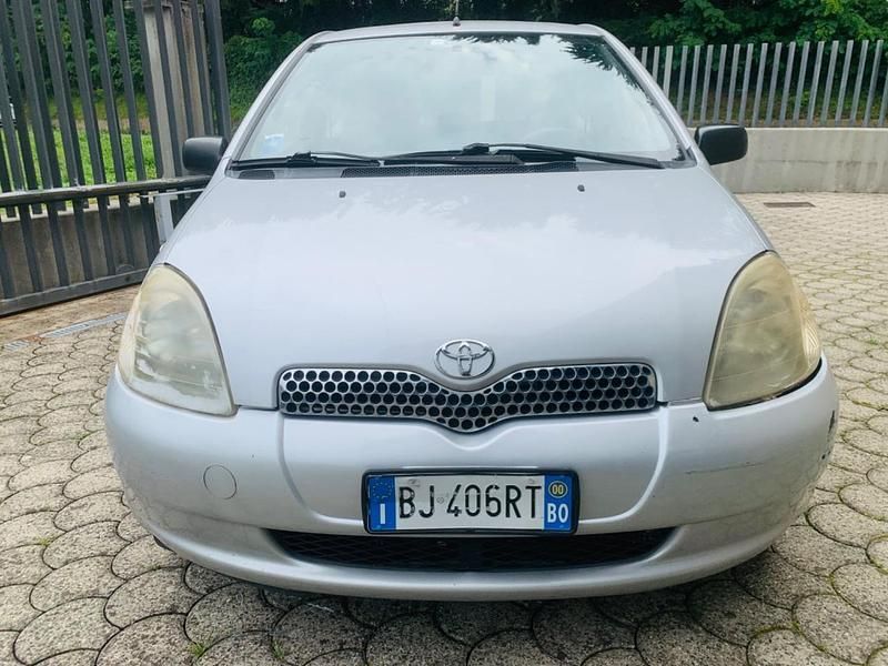 Usata Toyota Yaris 67 CV (49 kW) 2000 Argento Utilitaria