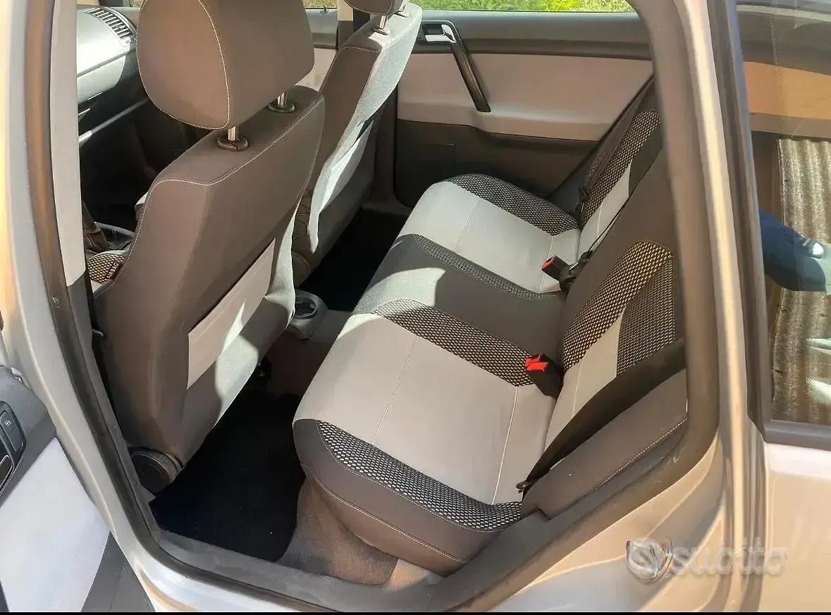 Usado VW Polo Cross 75 CV (55 kW) 2006 Gris Utilitario