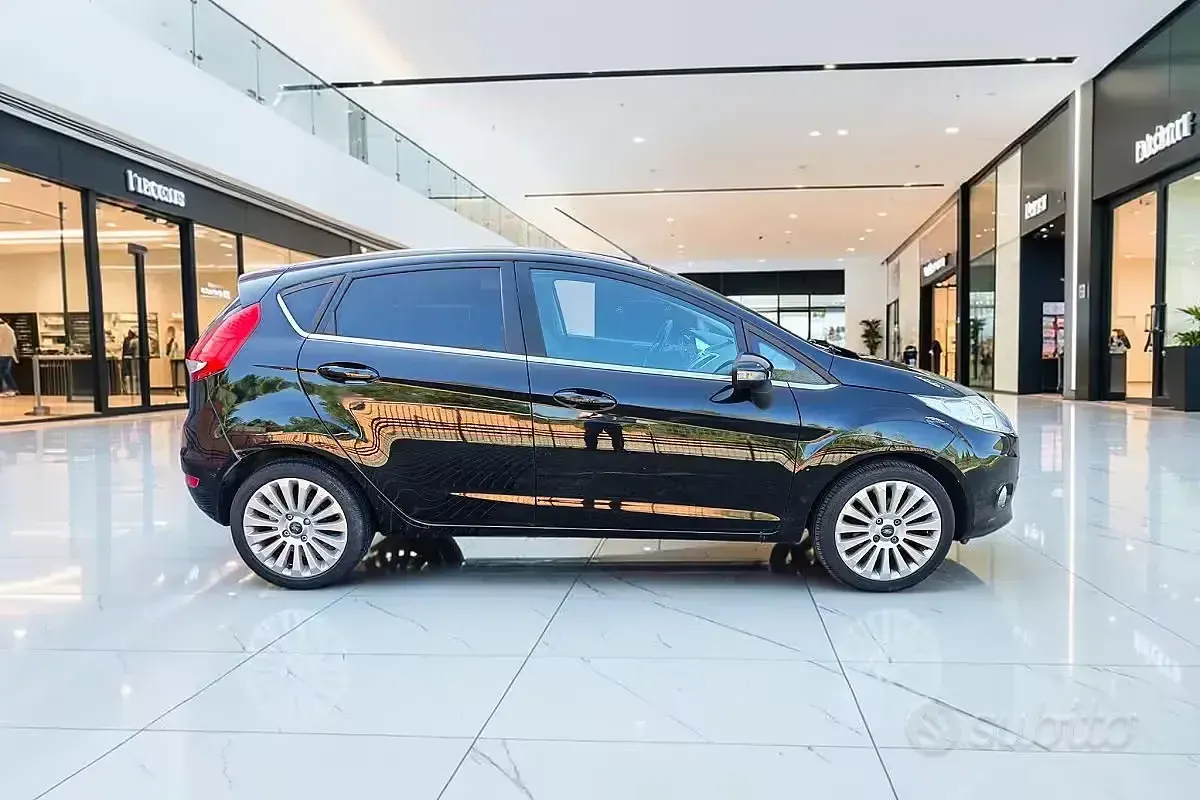 Usata Ford Fiesta Titanium 97 CV (71 kW) 2010 Nero Utilitaria