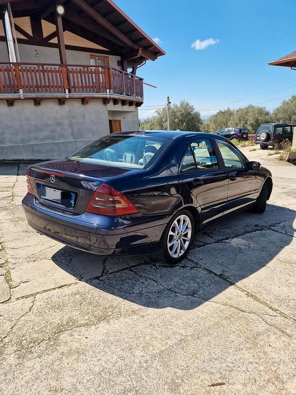 Usata Mercedes 200 122 CV (89 kW) 2003 Blu Berlina