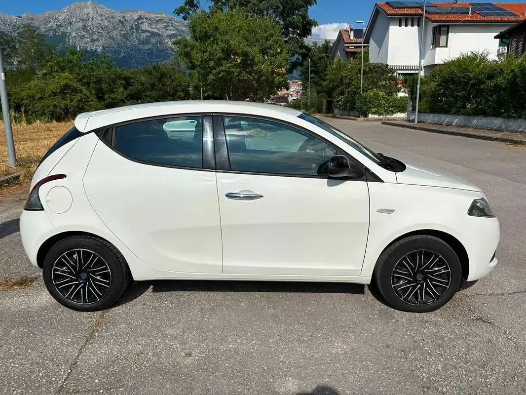 Usata Lancia Ypsilon Platinum 69 CV (50 kW) 2018 Bianco Utilitaria