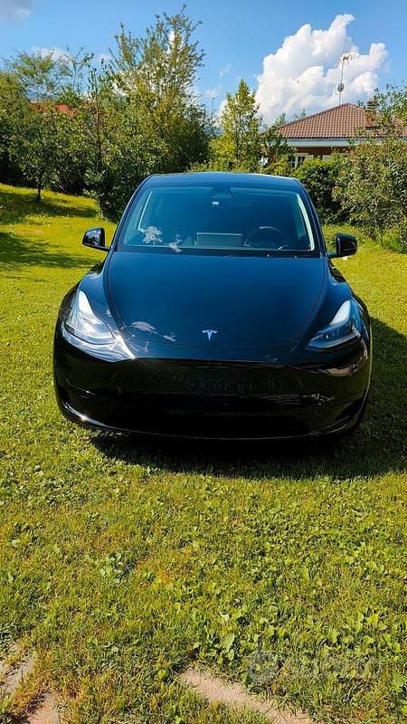 Nero Usata 2024 Tesla Model Y RWD SUV | 36.900 € (Buon prezzo) - Immagine 1/4
