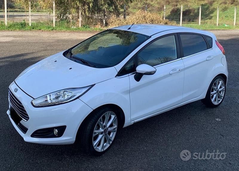 Usata Ford Fiesta 75 CV (55 kW) 2016 Bianco Berlina