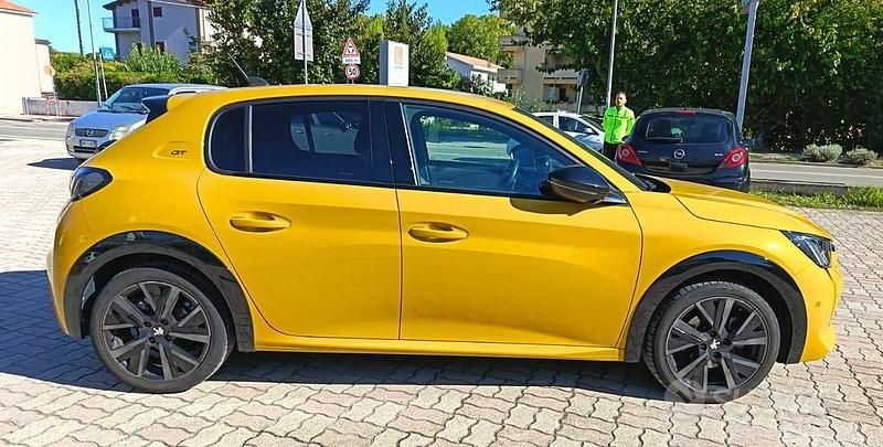 Usata Peugeot 208 GT 120 CV (88 kW) 2021 Giallo Utilitaria
