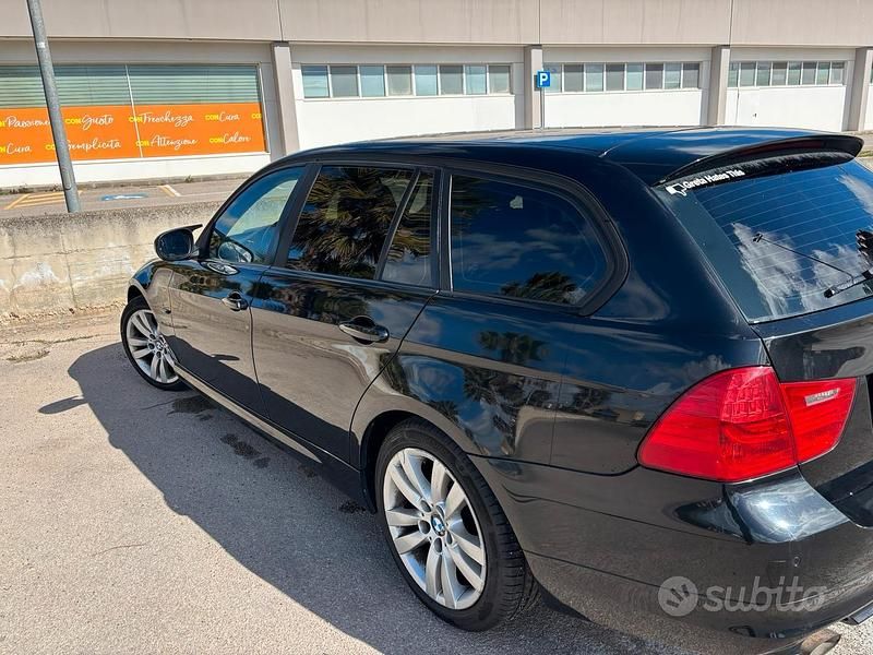 Usata BMW 318 143 CV (105 kW) 2011 Nero Station wagon