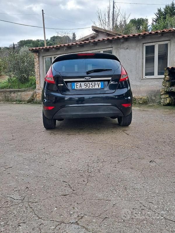 Usata Ford Fiesta 68 CV (50 kW) 2010 Nero Berlina