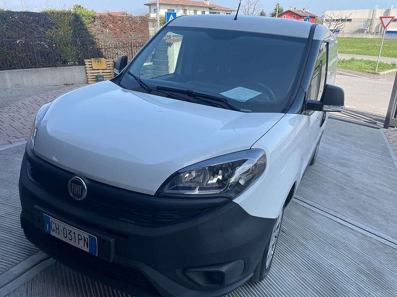Usata Fiat Doblò 90 CV (66 kW) 2021 Bianco Monovolume