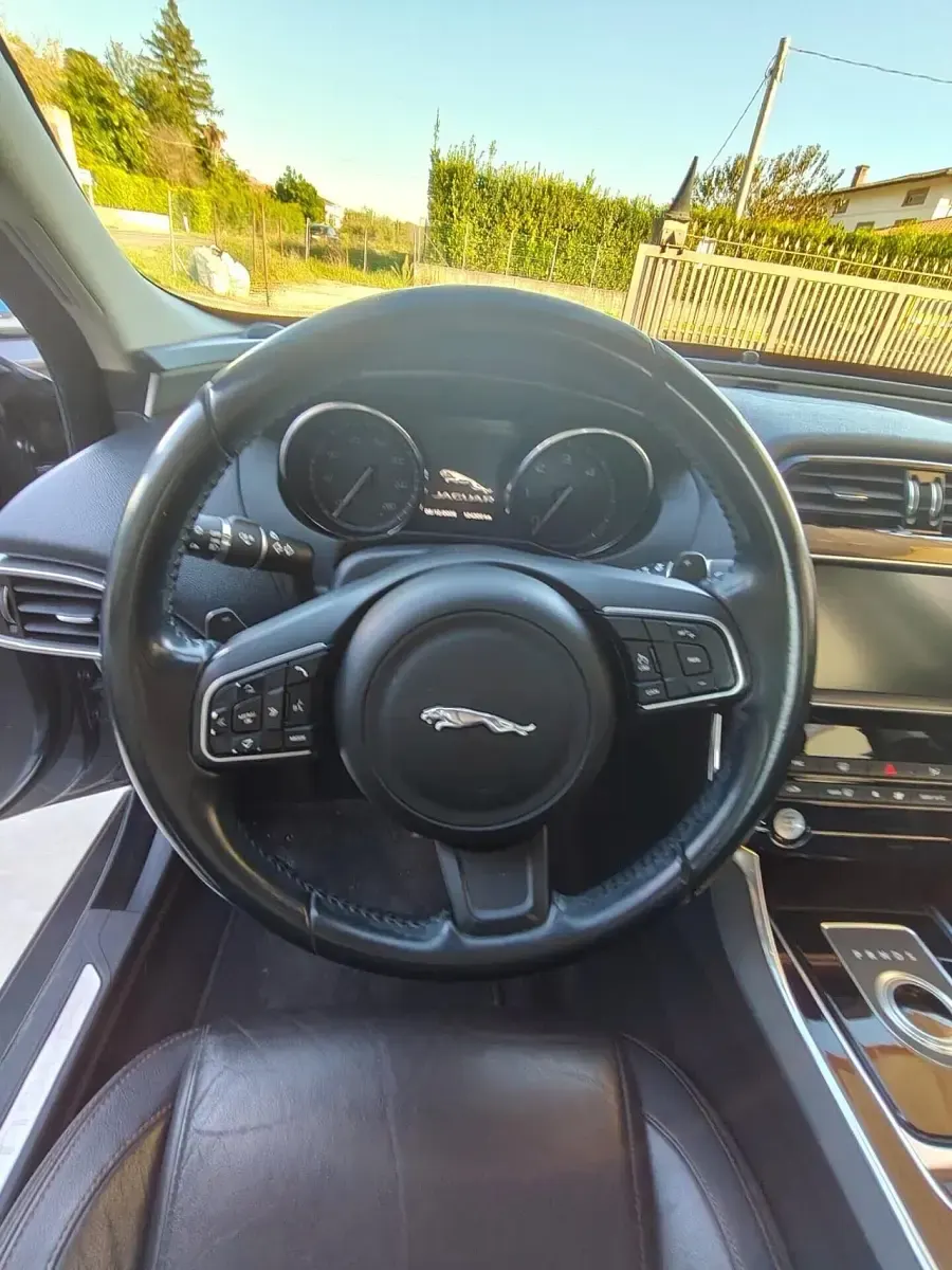 Usata Jaguar XE Portfolio 180 CV (132 kW) 2015 Grigio Berlina
