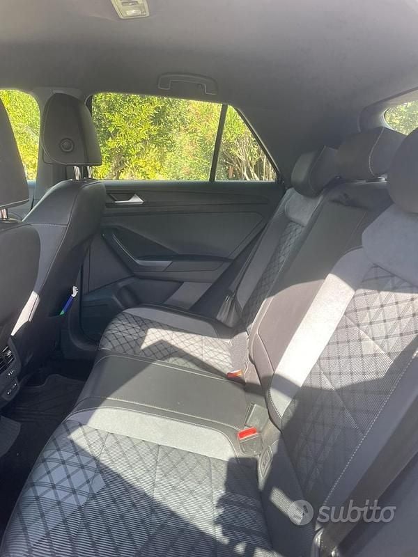 Usata VW T-Roc R-line 150 CV (110 kW) 2023 Nero SUV
