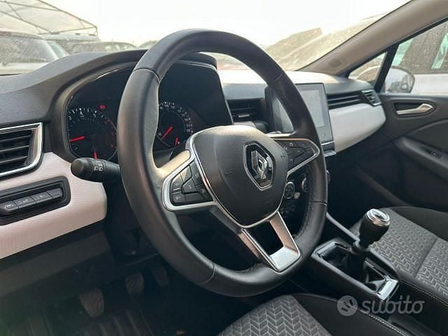 Käytetty Renault Clio V Techno 90 HP (66 kW) 2022 Harmaa Sedan