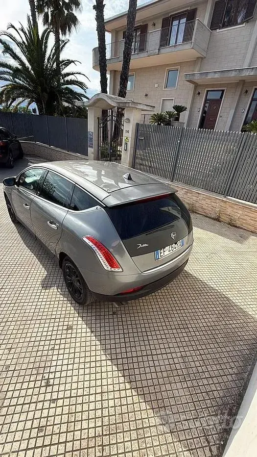 Usata Lancia Delta 120 CV (88 kW) 2011 Marrone Utilitaria