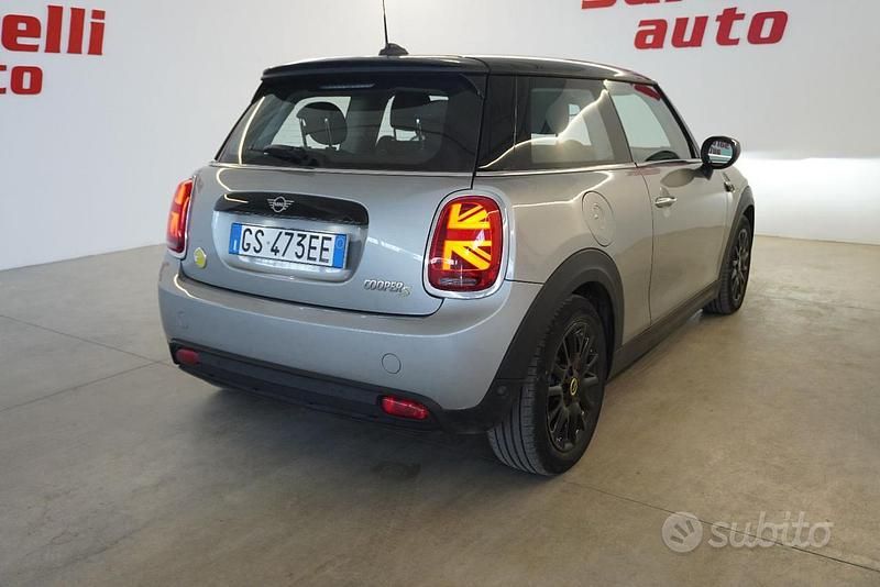 Usata Mini Cooper SE Essential 75 kW (102 CV) 2023 Grigio Utilitaria