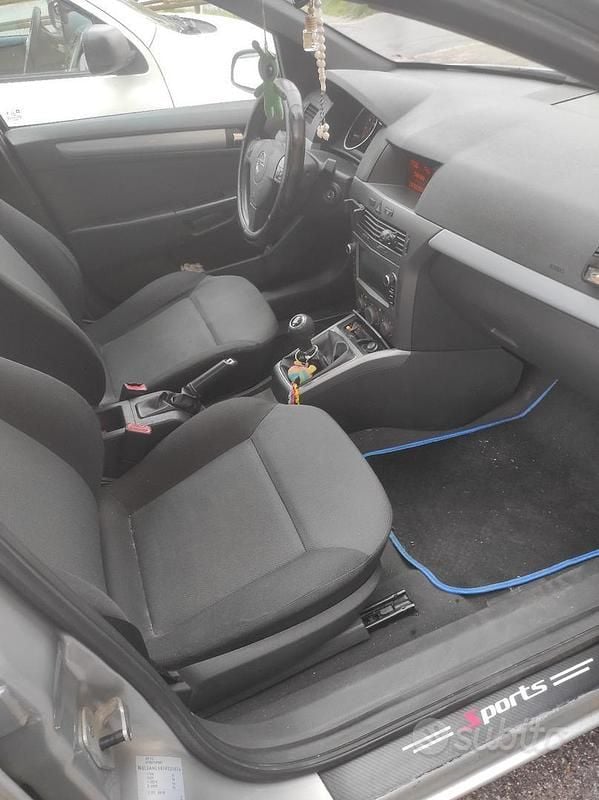Usata Opel Astra Cosmo 105 CV (77 kW) 2007 Grigio Berlina
