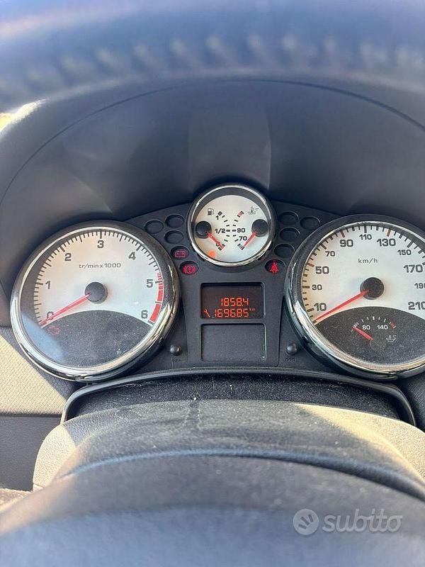 Usata Peugeot 207 90 CV (66 kW) 2008 Grigio Berlina