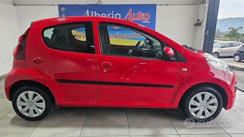Usata Peugeot 107 Active 68 CV (50 kW) 2012 Rosso Utilitaria