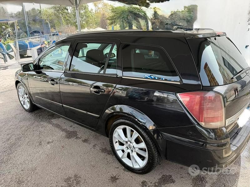 Usata Opel Astra 150 CV (110 kW) 2006 Nero Station wagon