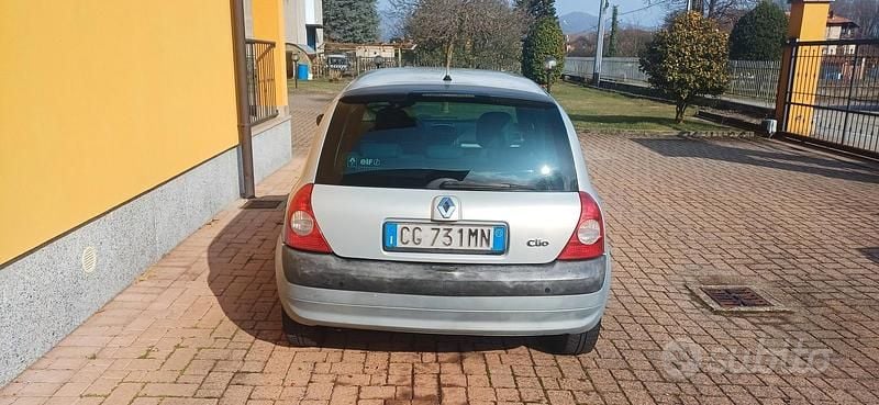 Usata Renault Clio II Expression 75 CV (55 kW) 2003 Grigio Berlina